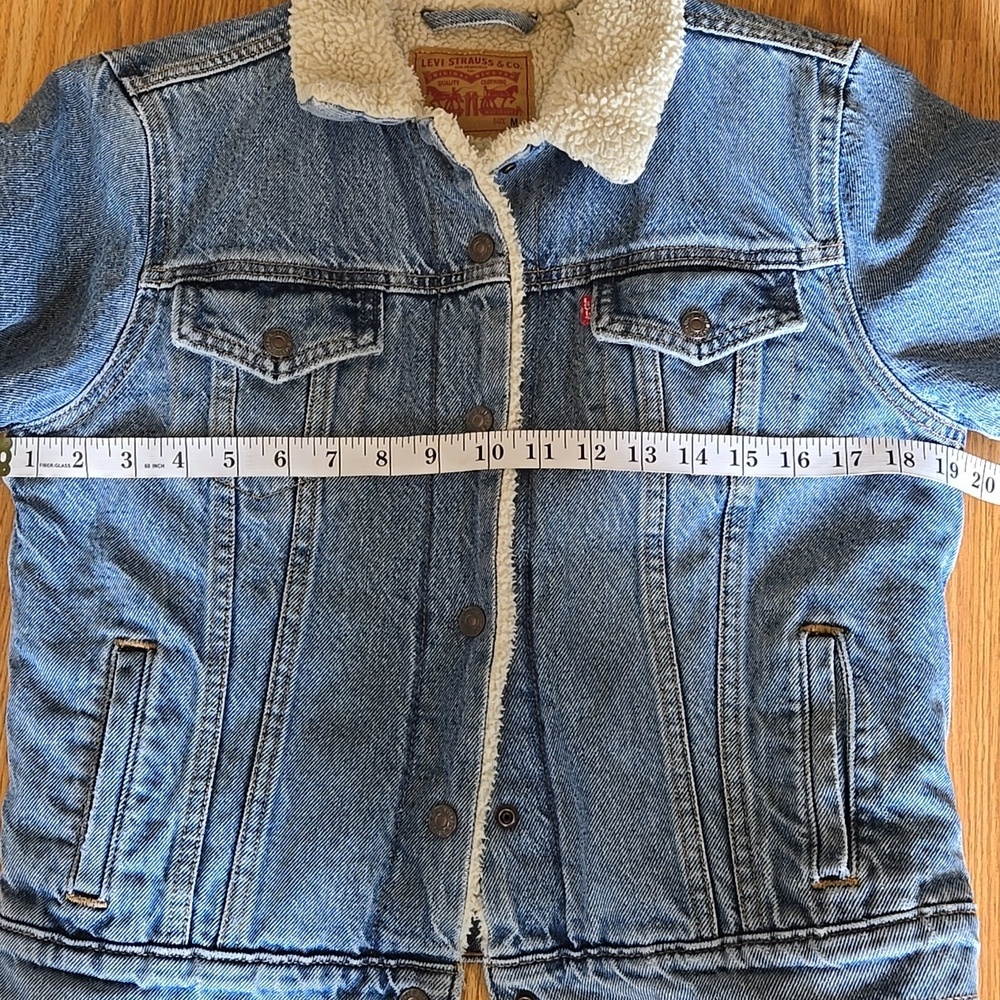 Levi's Women's Light Blue Denim Jacket with Cream Sherpa Collar Sz Medium - Picture 9 of 10